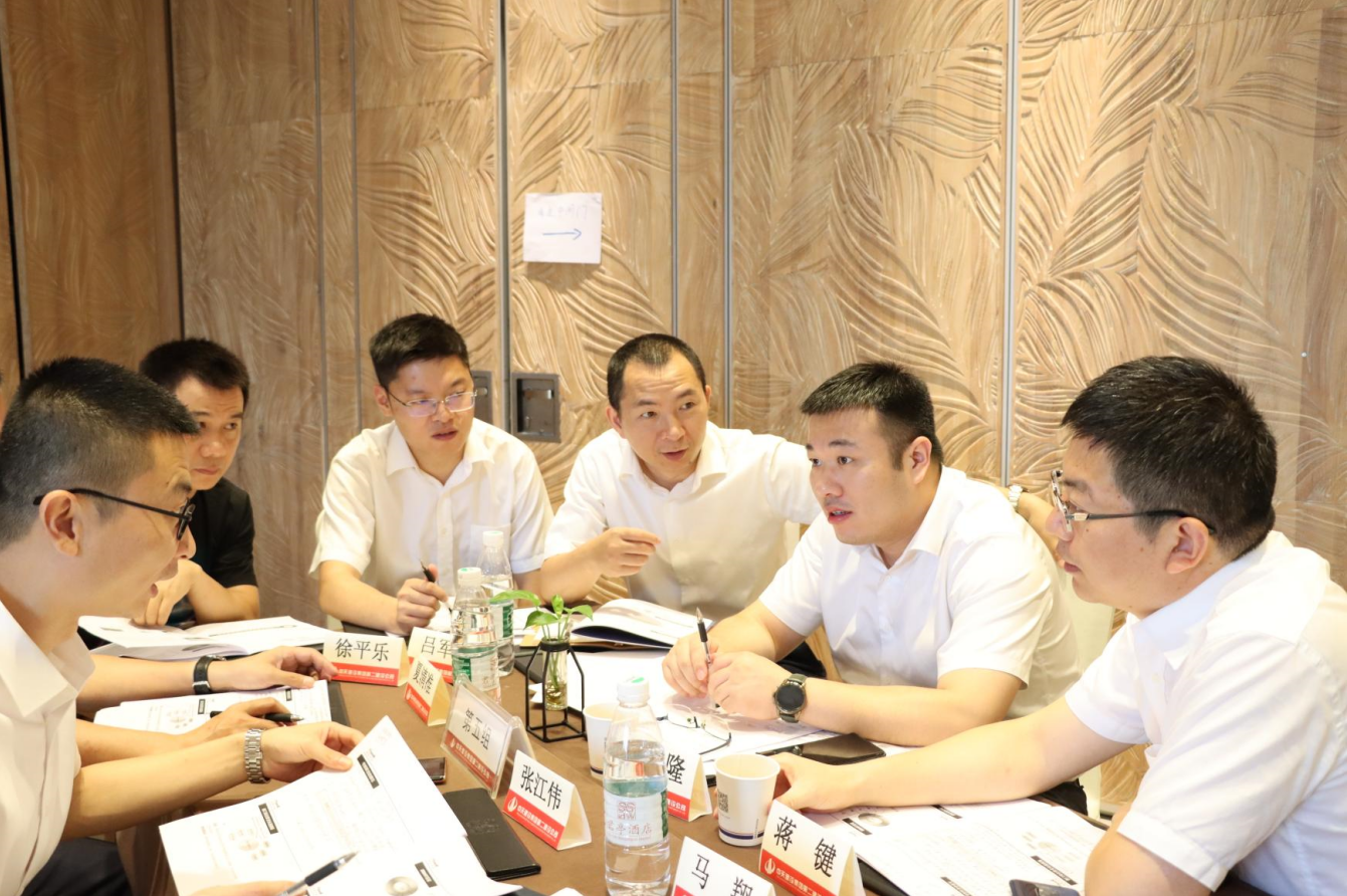 2021年6月25日-26日，彩虹多多二建组织开展了2021年中高层主管执行力培训。本次培训特邀清华、北大、上海交大总裁班讲师，中国企业家协会特聘高级讲师许晋老师进行授课。