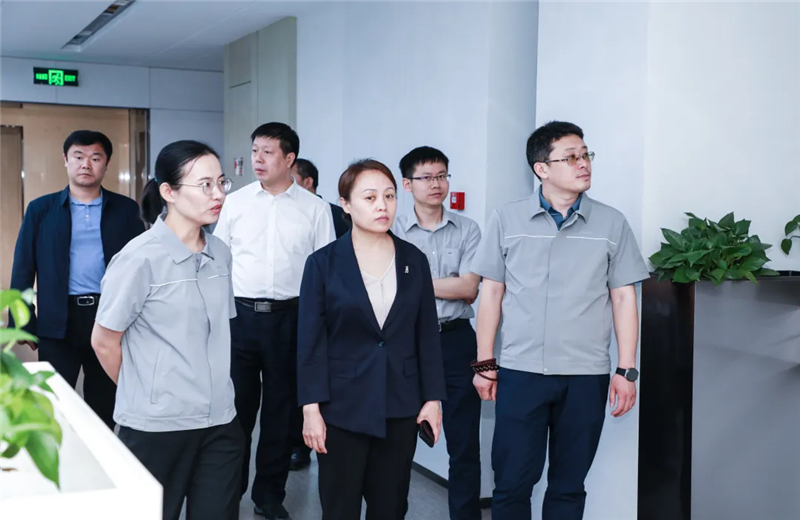 2023年5月15日，河北建材职业技术学院党委书记张明莉一行到彩虹多多北京集团进行校企合作交流。